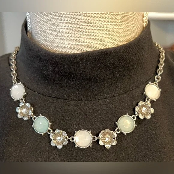 Vintage Opalescent White & Mint Green/Blue Gemstones w/Metal Flower Necklace - Picture 6 of 7